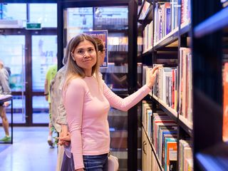 Открытие книжного магазина «Манифест» и встреча с писательницей Александрой Ручьевой